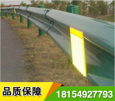 道路輪廊標(biāo)的英文名稱 Delineator，它是沿道路兩側(cè)邊緣設(shè)置、用于顯示道路邊界輪廓、指引車輛正常行駛、具有逆反射性能的一種交通安全設(shè)施，從功能上說(shuō)，輪廓標(biāo)是一種視線誘導(dǎo)設(shè)